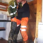 kissing-workmen